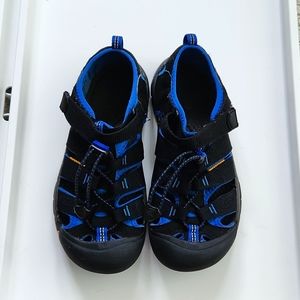 Size 4 big kid keen sandles